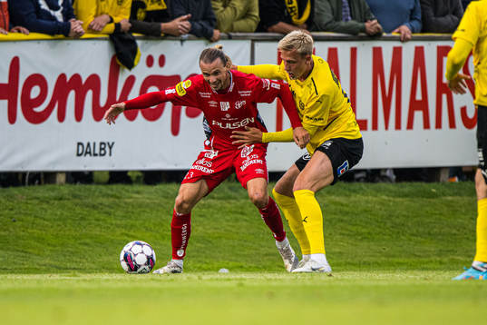 Elfsborgs Niklas Hult och Mjällbys Herman Johansson