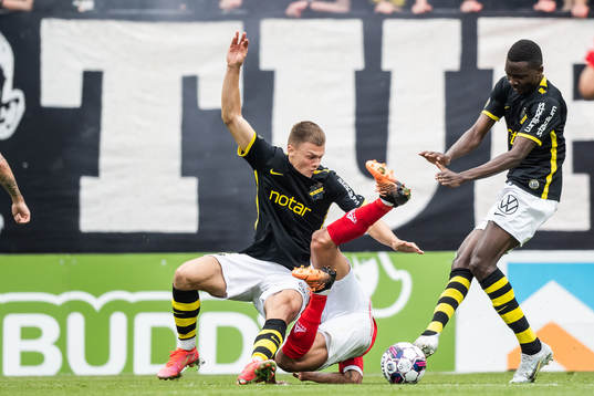 s Erik Ring och Collins Lusaka Sichenje mot Kalmars Romario
