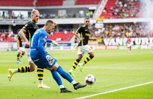 s John Guidetti och Kalmars målvakt Ricardo Friedrich