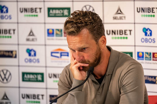 s tränare Bartosz Grzelak deppar