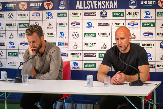 s tränare Bartosz Grzelak deppar samt Kalmars tränare