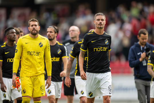 s målvakt Kristoffer Nordfeldt och Mikael Lustig deppar