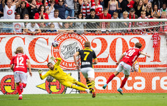 Kalmars Oliver Berg gör 1-0 på straff