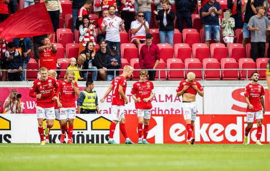 Kalmars Oliver Berg jublar med lagkamrater