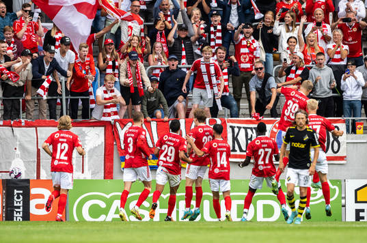 Kalmars Oliver Berg jublar med lagkamrater