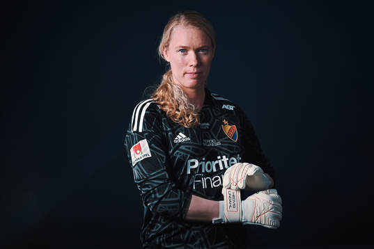 I denna handoubild poserar Hedvig Lindahl för ett