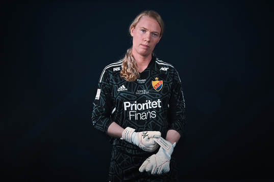 I denna handoubild poserar Hedvig Lindahl för ett