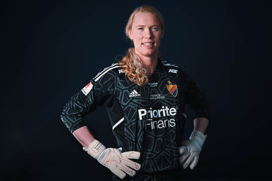 I denna handoubild poserar Hedvig Lindahl för ett