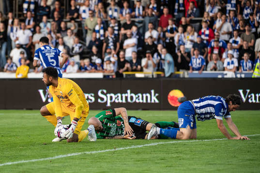 IFK Göteborgs målvakt Warner Hahn och Gustav Svensson mot