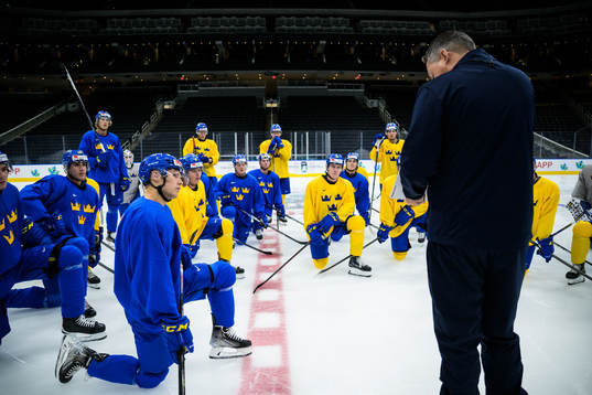Fabian Lysell listens to head coach Tomas Montén of the