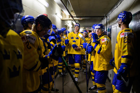 Simon Edvinsson of Sweden with his teammates