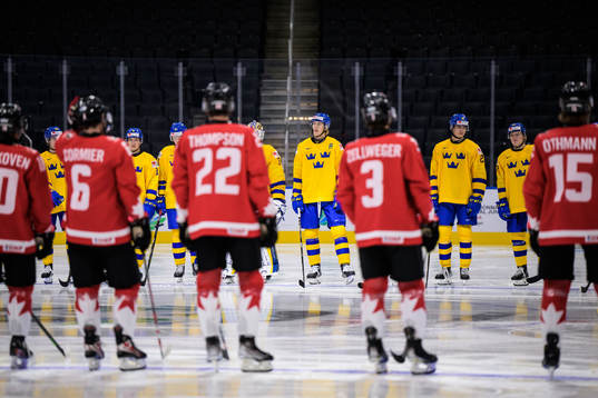 Simon Edvinsson of Sweden with teammates