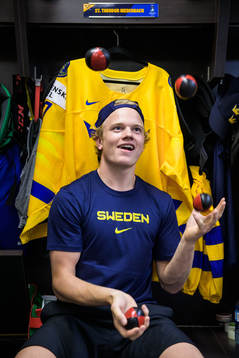 Theodor Niederbach of Sweden juggling balls