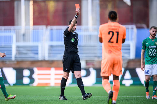 domare Enzo Vesprini visar ett rött kort till AFC