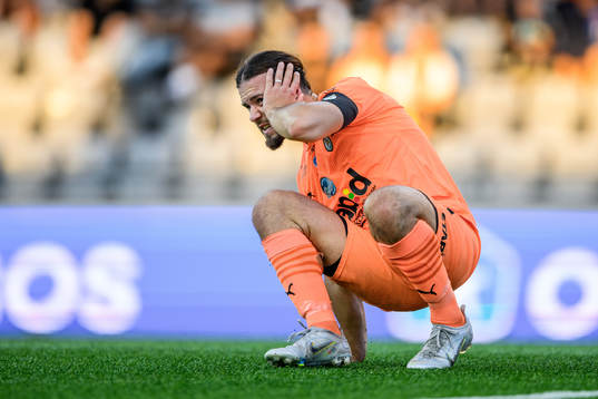 AFC Eskilstunas Abdelkarim Mammar Chaouche har ont