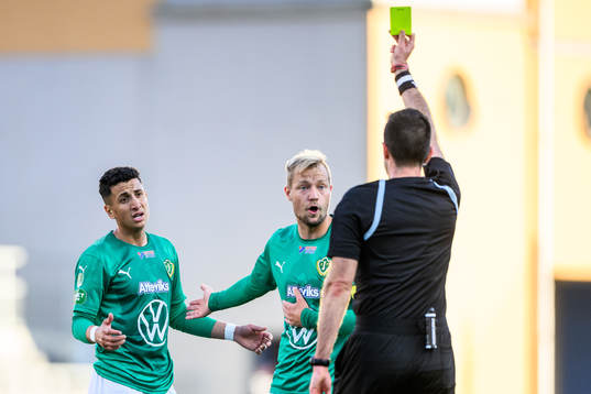 Jönköpings Södras Anas Al Asbahi får ett gult kort av