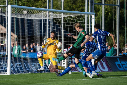 Varbergs Alexander Johansson och IFK Göteborgs målvakt