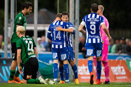 IFK Göteborgs Gustaf Norlin och Hussein Carneil jublar