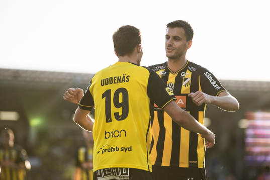 Häckens Oscar Uddenäs och Alexander Jeremejeff jublar