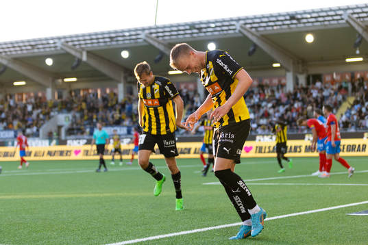 Häckens Tomas Totland jublar ihop med Oscar Uddenäs