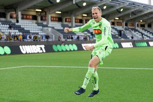 Häckens målvakt Peter Abrahamsson jublar