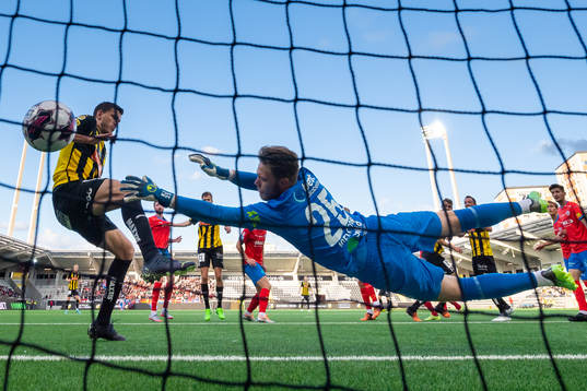Häckens Johan Hammar nickar in 1-0 i mål bakom