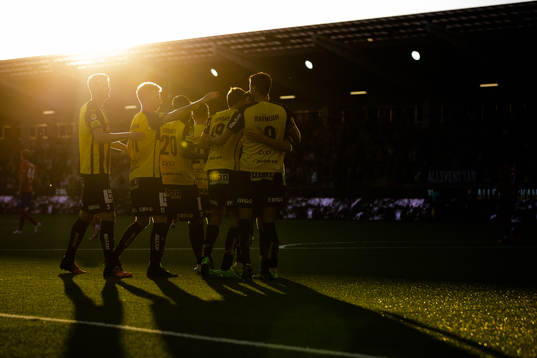 Häckens Oscar Uddenäs jubla rmed lagkamrater