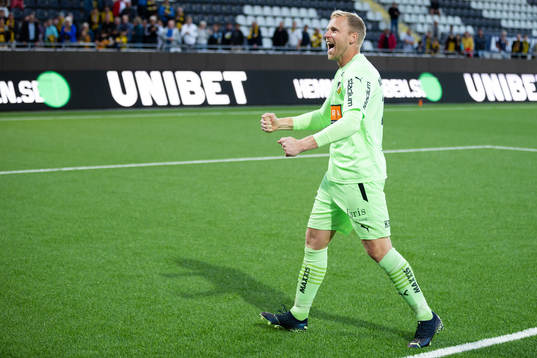 Häckens målvakt Peter Abrahamsson jublar