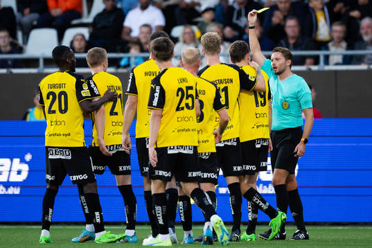 Häckens Oscar Uddenäs får en varning