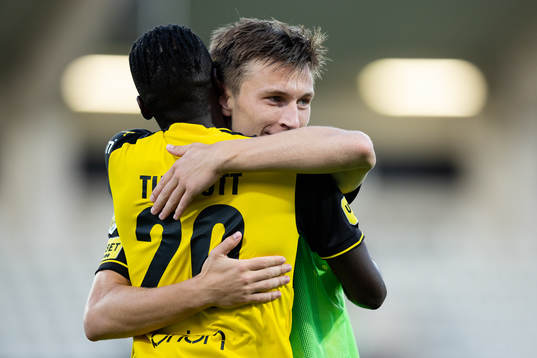 Häckens Kristoffer Lund Hansen och Blair Turgott kramar om