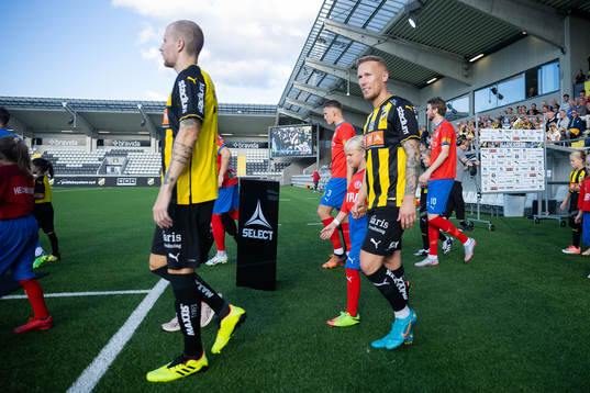 Häckens Simon Gustafson och Mikkel Rygaard Jensen på väg