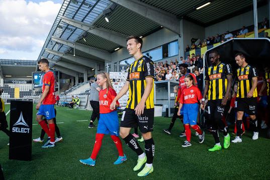 Häckens Kristoffer Lund Hansen på väg in till line up