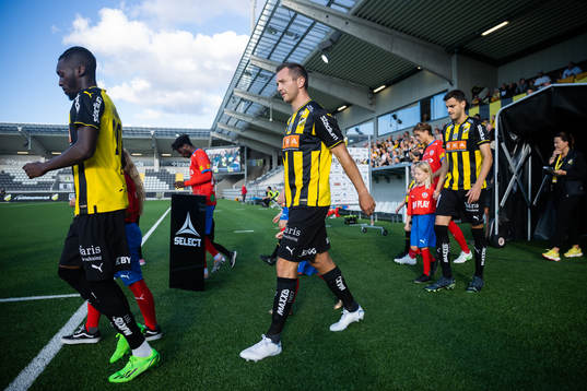 Häckens Blair Turgott och Even Hovland på väg in till
