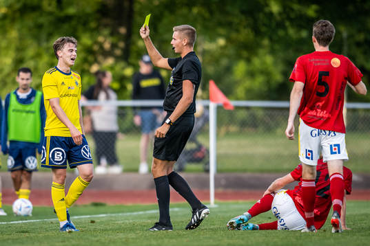 Ängelholms Anton Hallbäck får ett gult kort av domare