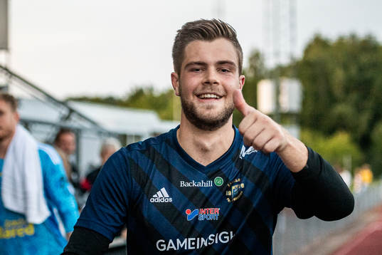 Ängelholms målvakt Robin Streifert jublar