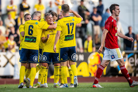 Ängelholms Emil Håkansson jublar med lagkamrater