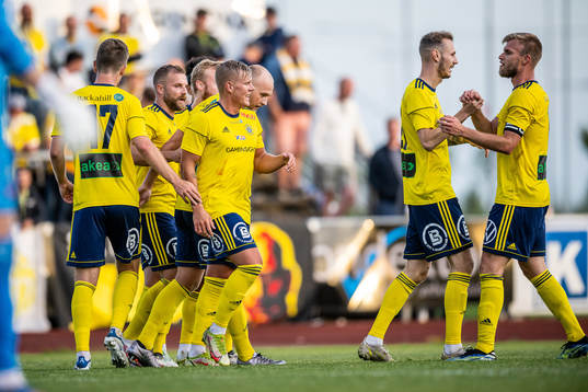 Ängelholms Emil Håkansson jublar med lagkamrater