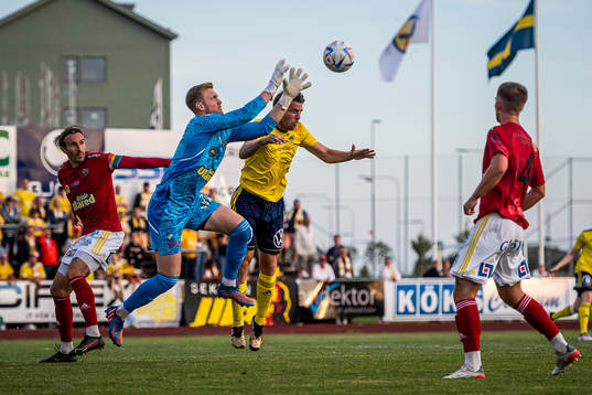 Ängelholms Johan Oremo och Falkenbergs målvakt Tim