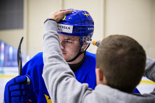 Helge Grans of Sweden gets a screw in his helmet adjusted