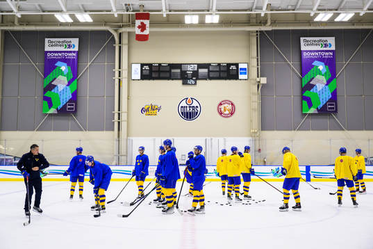 Head coach Tomas Montén and players of Sweden at a