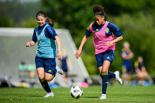 Freja Lundberg och Felicia Schröder