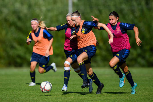 Isolde Kackur och Thea Staffansson mot Fabienne Bartholdson