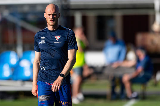 Tvååkers Viktor Nilsson före fotbollsmatchen i Ettan