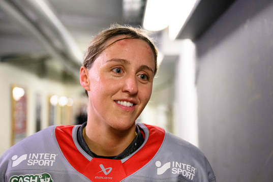 Hanna Olsson blir intervjuad