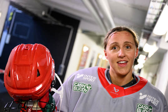 Hanna Olsson blir intervjuad