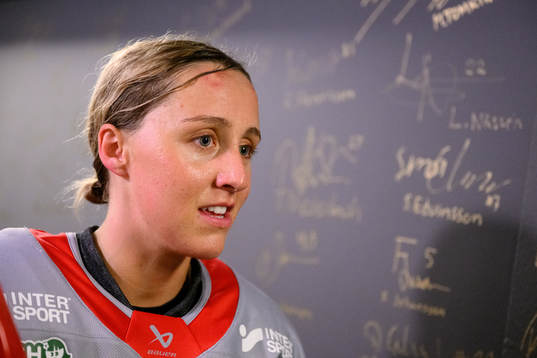 Hanna Olsson blir intervjuad
