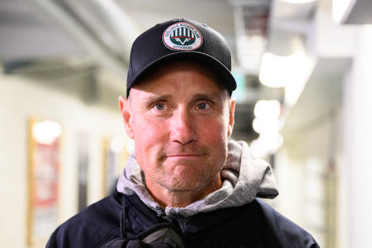 Tränare Roger Rönnberg blir intervjuad