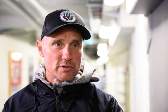 Tränare Roger Rönnberg blir intervjuad