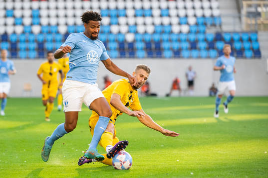 Joseph Ceesay of Malmö and Vincent Decker of Diddeleng