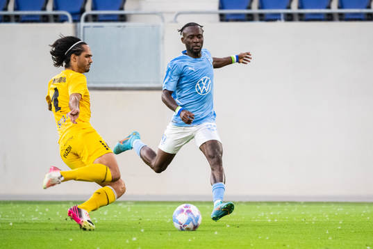 Aldin Skenderovic of Diddeleng and Mohamed Buya Turay of